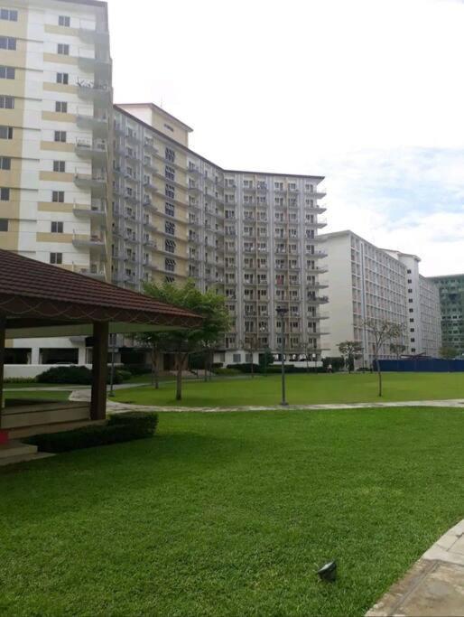 Cherolds Place Lovely 1 Bedroom Condo With Balcony Manila Bagian luar foto