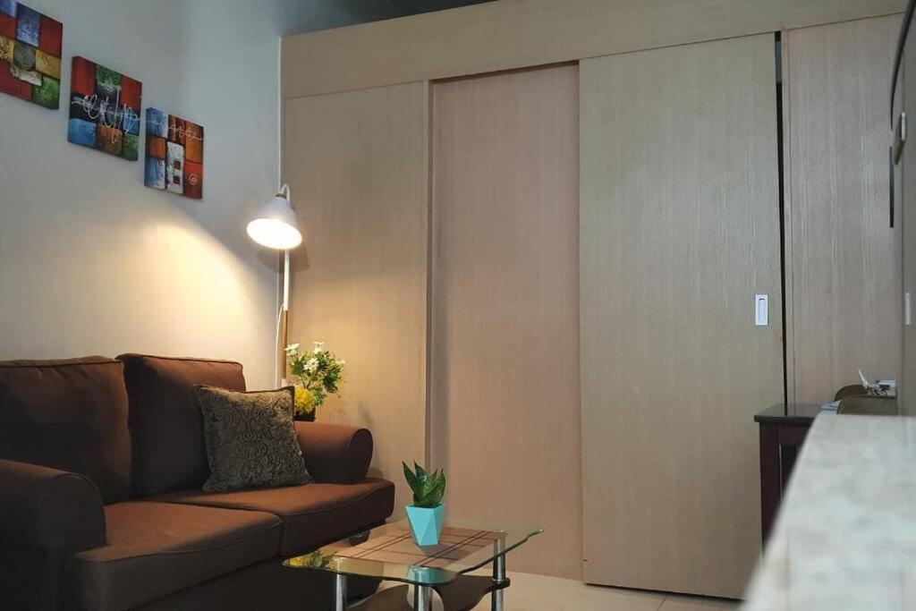 Cherolds Place Lovely 1 Bedroom Condo With Balcony Manila Bagian luar foto