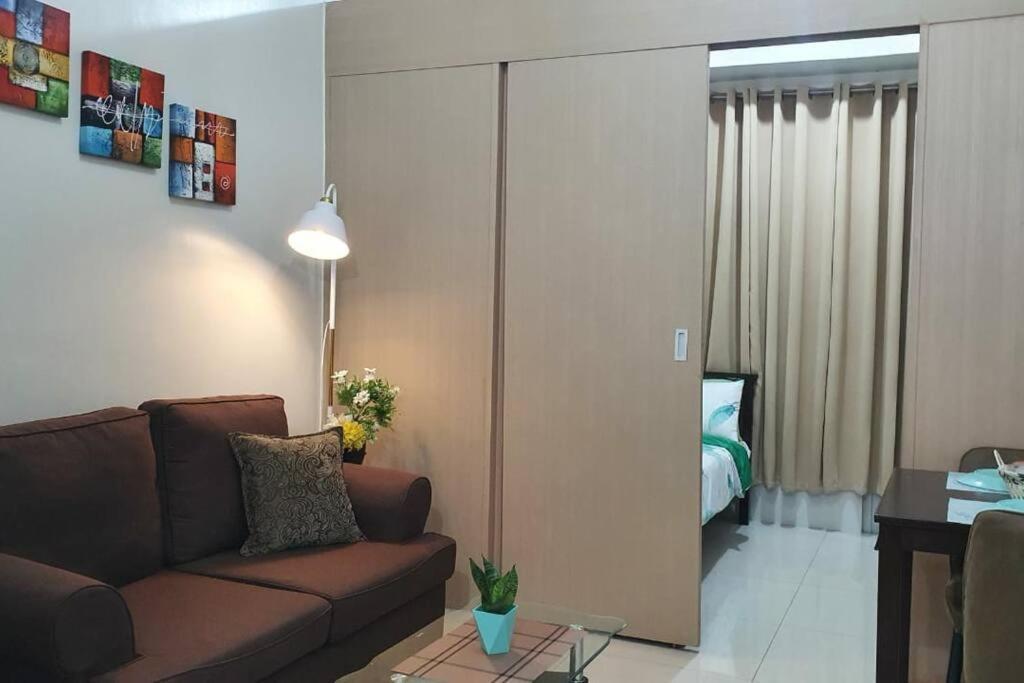 Cherolds Place Lovely 1 Bedroom Condo With Balcony Manila Bagian luar foto