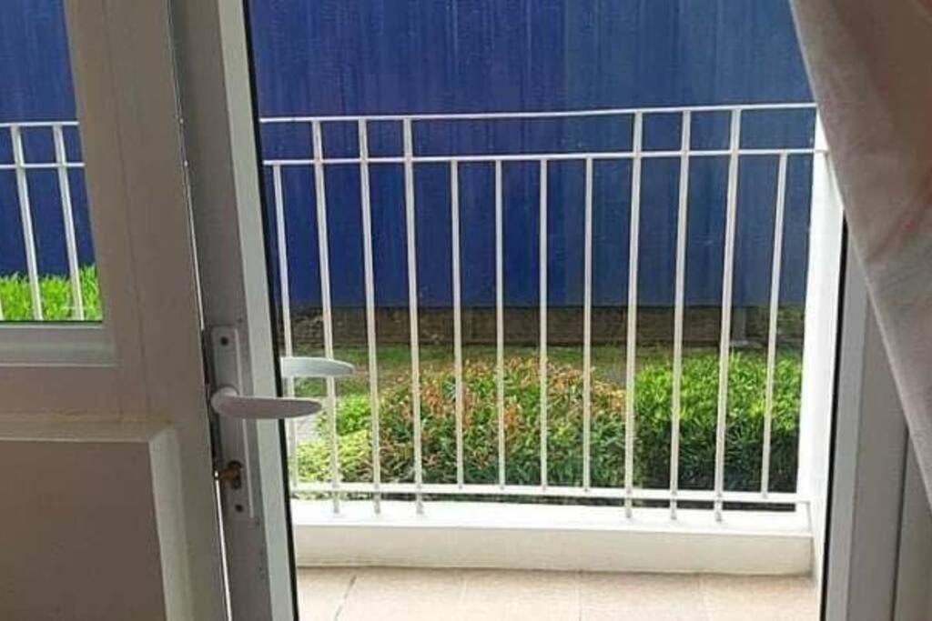 Cherolds Place Lovely 1 Bedroom Condo With Balcony Manila Bagian luar foto